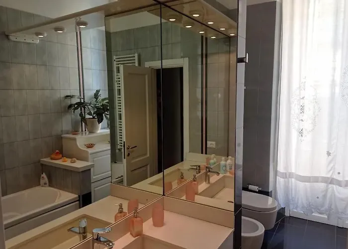 Minzoni: Quiet, Bright & Apartmán La Spezia